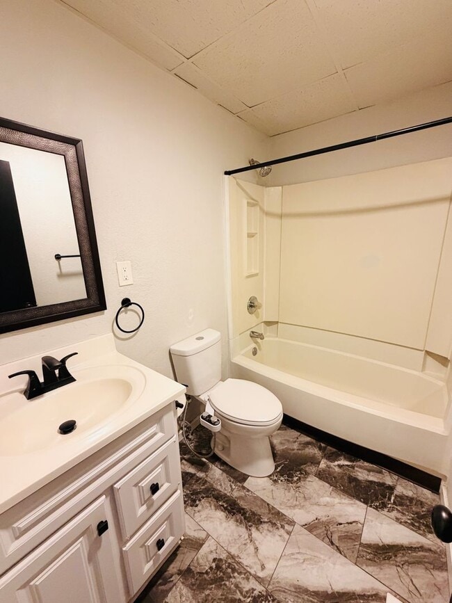 Building Photo - One Bedroom on Quiet Street w/ Parking