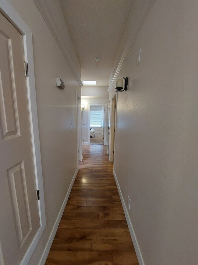 Building Photo - 4 BEDROOM 2 BATHROOM HOME 3 CAR GARAGE HOM...
