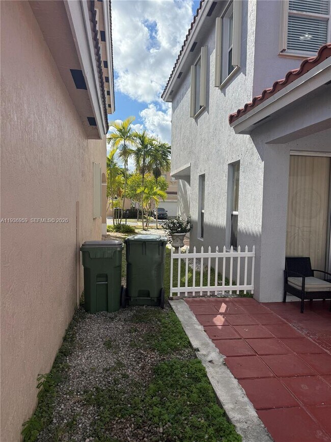 Building Photo - 3951 NE 13th Dr