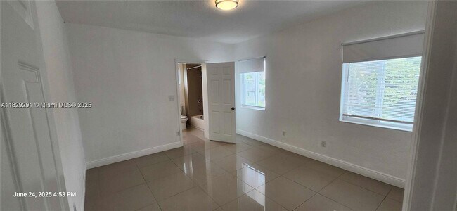Building Photo - 9800 E Bay Harbor Dr