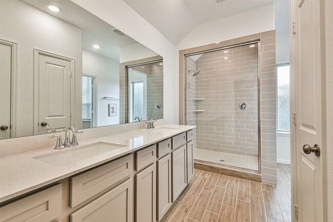 Building Photo - 678 Royal Arch Dr