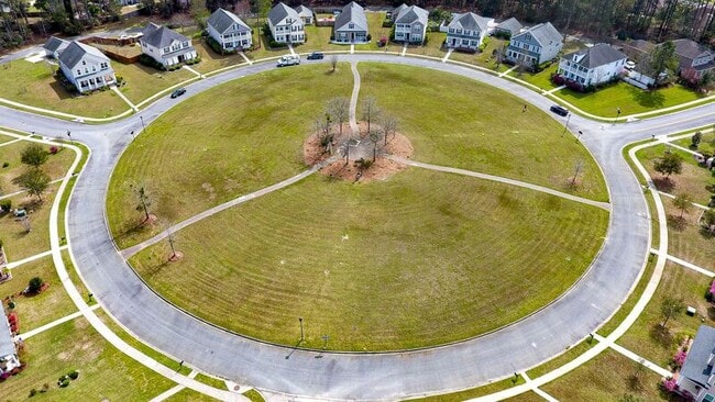 Building Photo - 10 Arbors Cir