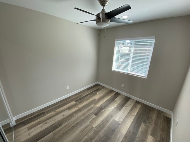 Building Photo - 3BD/1BA with beautiful yard!