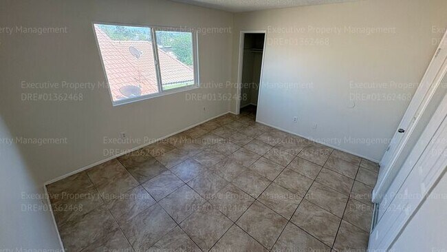 Building Photo - 2 bedroom 1.5 bathroom townhouse located in East Bakersfield Move In Special on Approved Credit