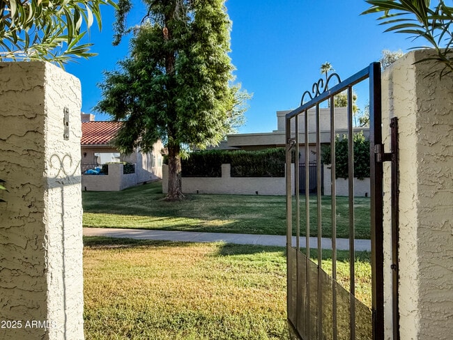 Building Photo - 8165 E Del Caverna Dr