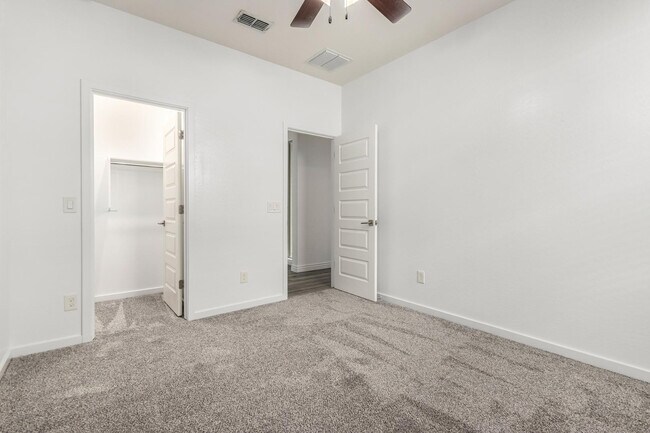 Building Photo - 1035 Carlsbad Dr