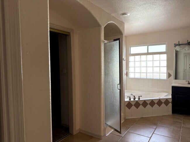 Building Photo - 317 Zenith Dr