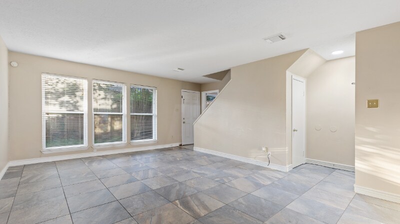 Building Photo - 10810 Sugar Hill Dr