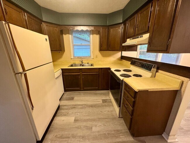Building Photo - Lone Oak House