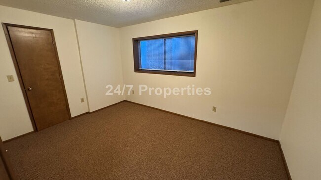 Building Photo - 3 BD I 3.5 BA Home - Separate Living Areas