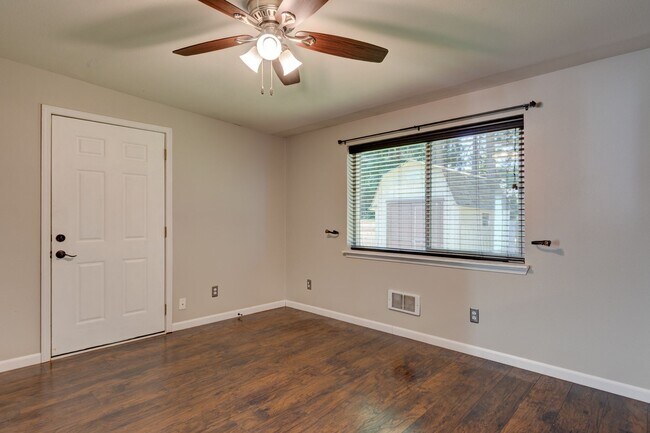 Building Photo - 4 bedroom 2 bath home