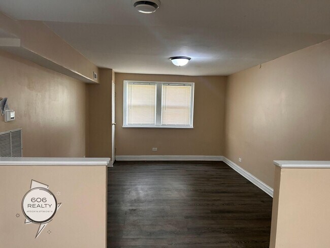Building Photo - Rehabbed Units in Cicero!