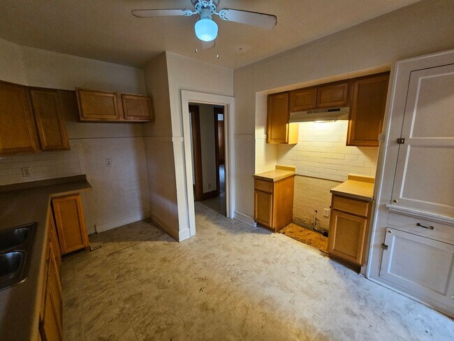 Building Photo - Cozy Single-family Home