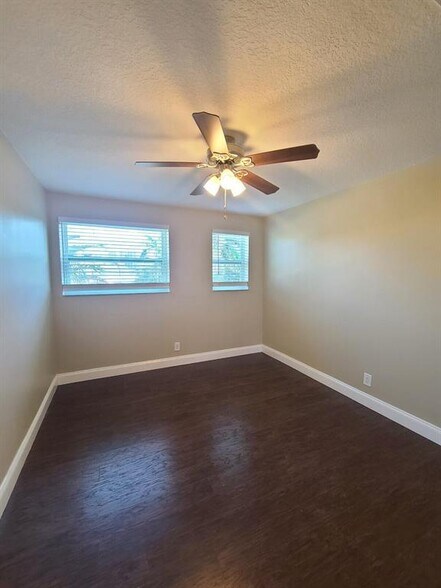 Building Photo - 3201 Bayview Dr