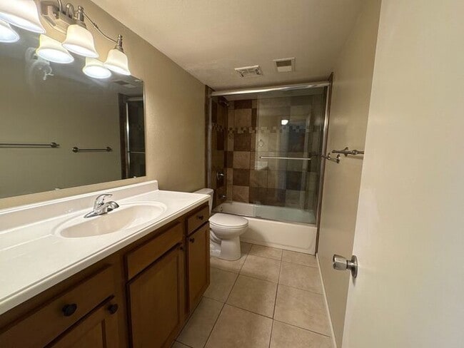Building Photo - Cozy 2BR First-Floor Unit in Colorado Spri...