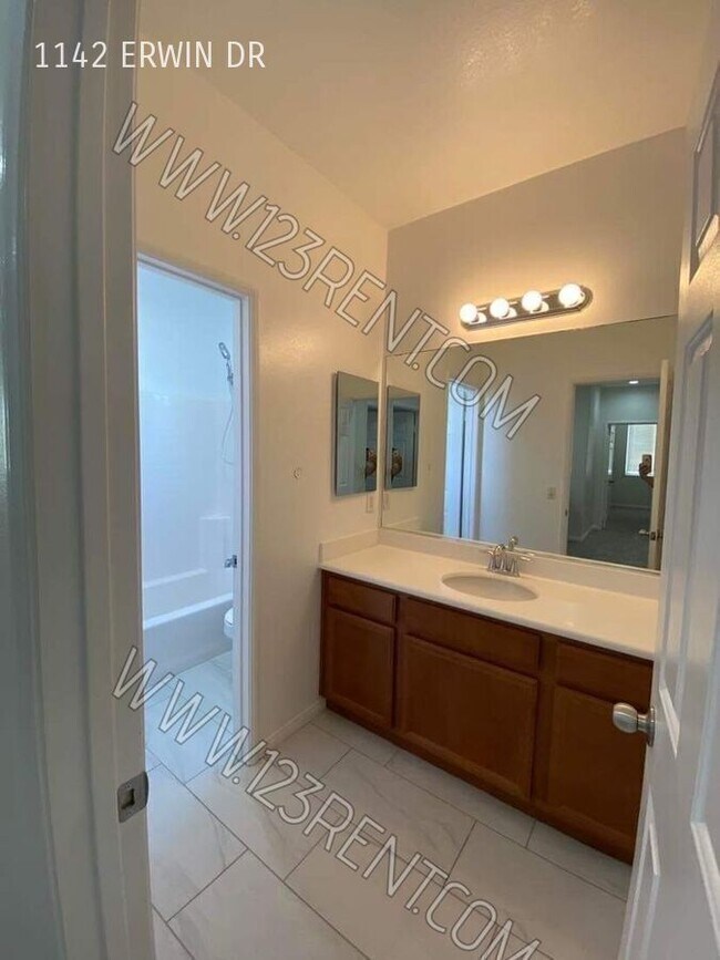 Building Photo - 1142 Erwin Dr