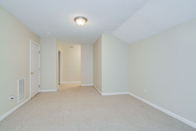 Building Photo - Townhouse w/ 1 Car Garage