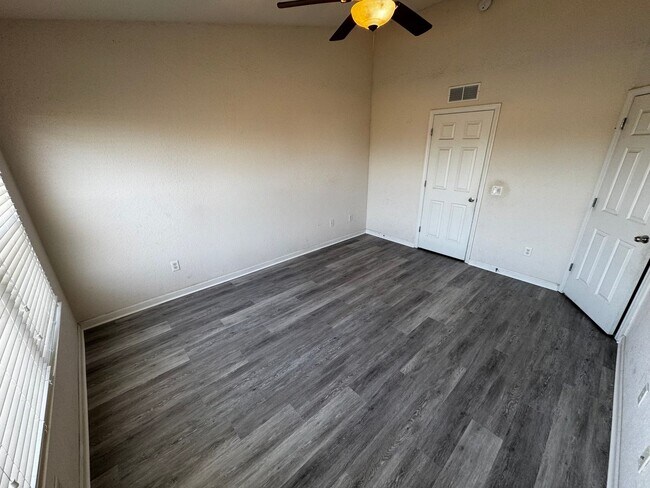 Building Photo - Beautiful 3BR/2.5BA Townhome with Water View in Fore Ranch