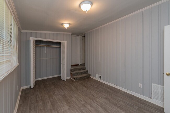 Building Photo - $1,250 - 3 bed/1 bath single-family home f...
