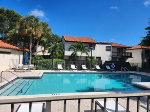 Building Photo - 5705 Fox Hollow Dr