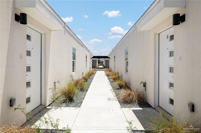 Building Photo - 1424 E Iris Ave