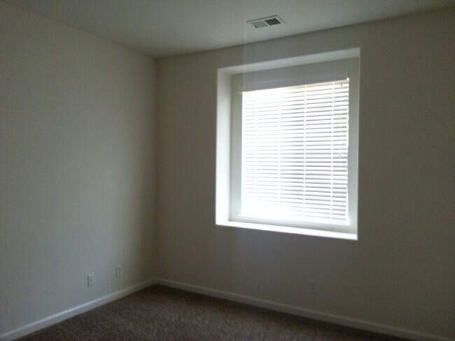 Building Photo - Coming up FOR SALE! Like New Super clean 3/2 West Fresno single story in Central Unified
