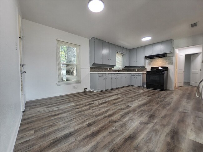 Building Photo - 558 Harrison Ln