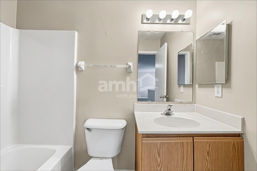Building Photo - 220 Hartford Ct