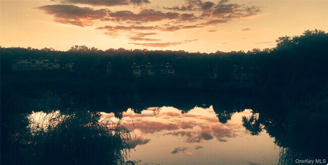 Building Photo - 905 Oakridge Cmns