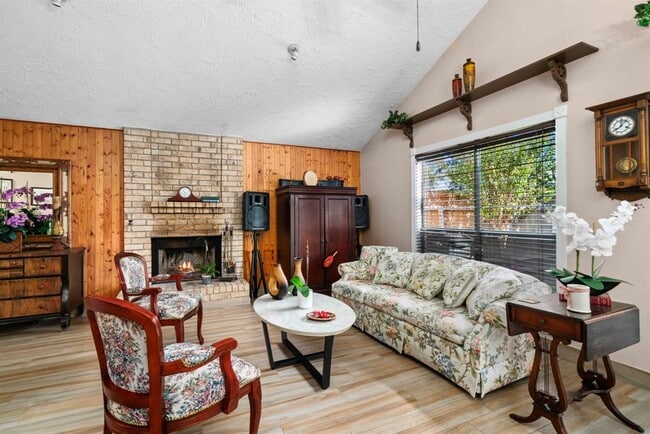 Building Photo - 16323 La Luna Dr