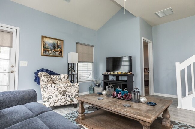 Building Photo - 3 Bedroom 2.5 Bath Townhouse in Grand Oaks...