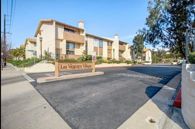 Building Photo - 3-Bedroom Townhome in Prime Calabasas Location