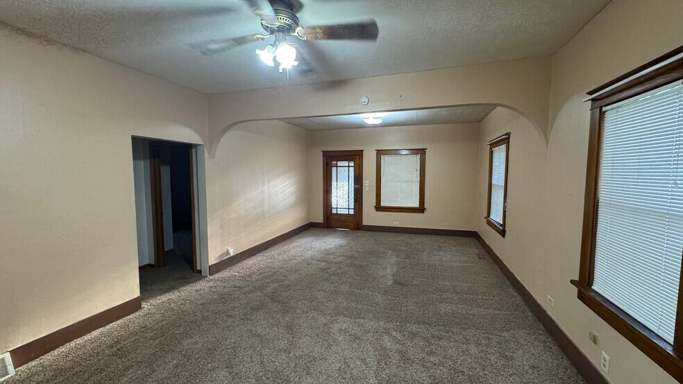 Building Photo - 406 S Chicago Ave