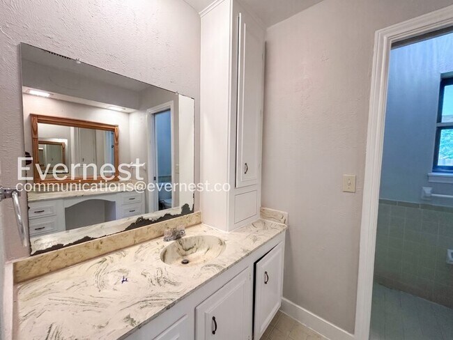 Building Photo - 3 Bed/2.5 Bath Home with Fenced Yard & Detached Garage / Pet-Friendly / Available Now!