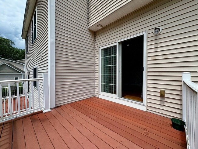 Building Photo - Charming 2-Bedroom Townhouse For Rent in L...