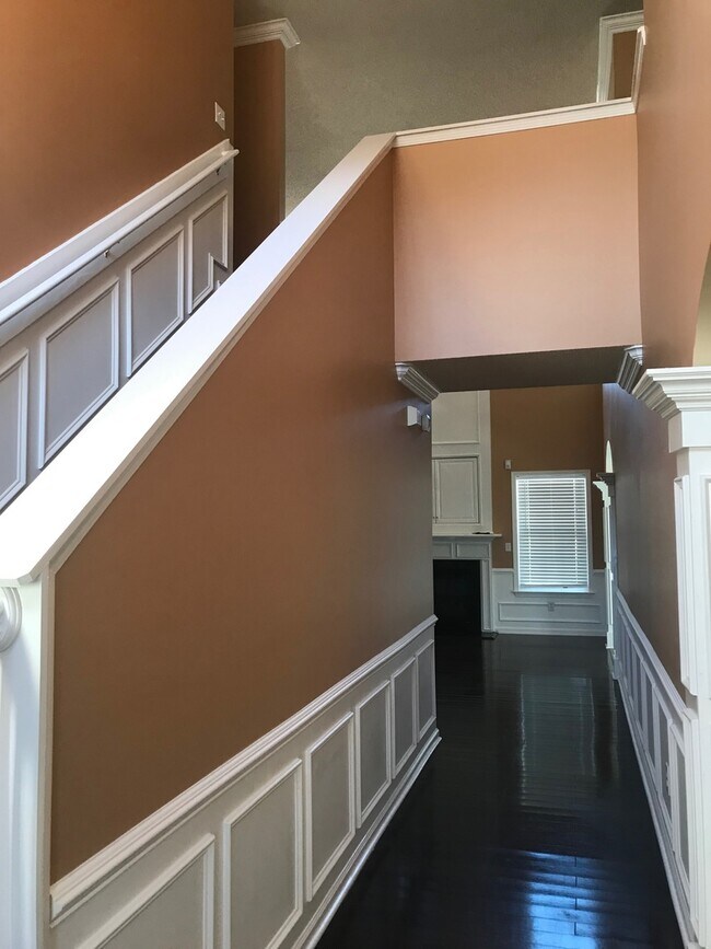 Building Photo - Beautiful 3 bedroom, 2.5 bath home