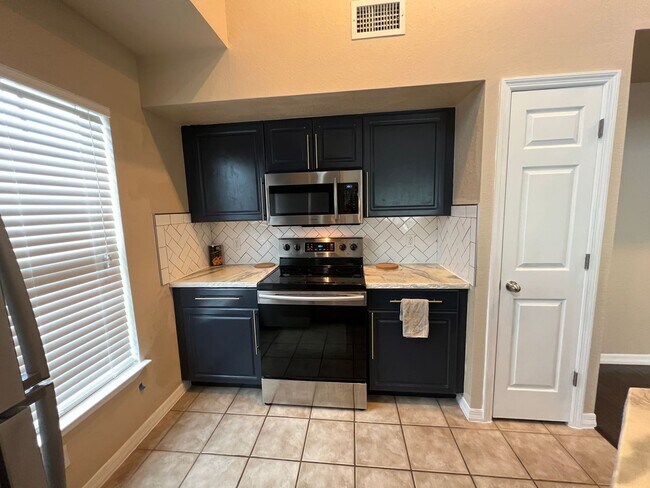 Building Photo - Beautiful 2-bedroom, 2-bath Condo available in sought after Admirals Walk private gated community.