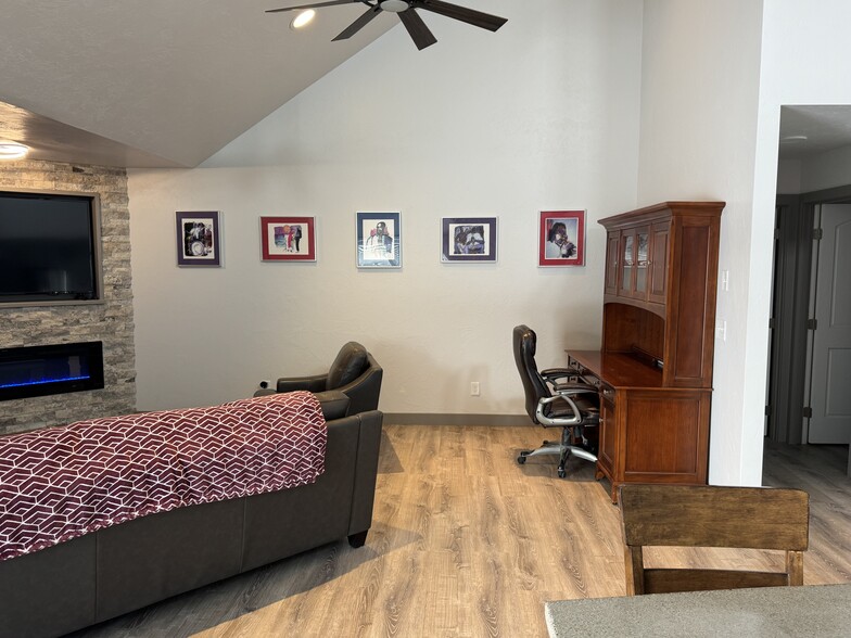 Living room - 68 N Fawn Pl