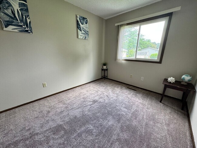 Building Photo - 3 bed, 1.5 bath duplex for rent in Cedar Falls