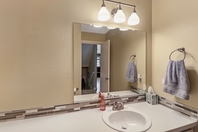 Building Photo - 2 Bed 2 Bath - Craftsman Condo - NAS Whidbey