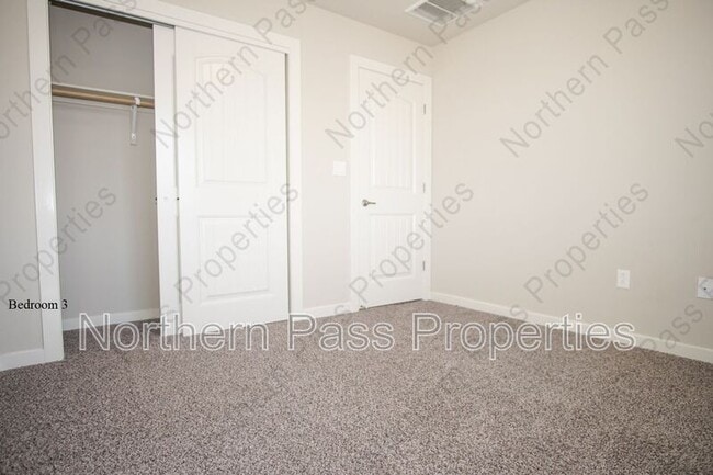 Building Photo - 10161 Red Vly