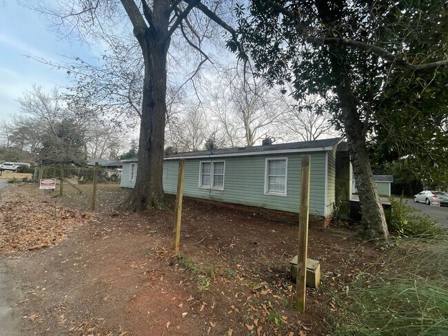 Building Photo - 2 Bed, 1 Bath Apartment