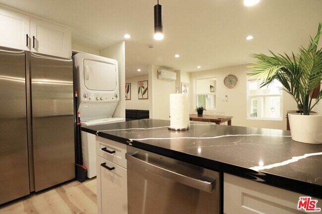 Building Photo - 9042 Phyllis Ave