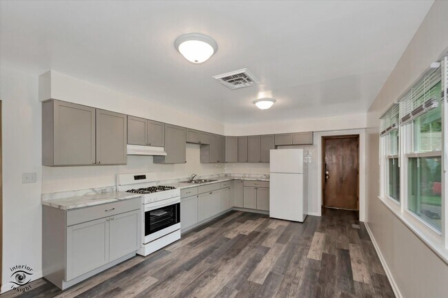 Building Photo - 644 S Calumet Ave