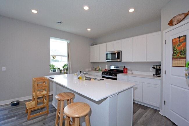 Building Photo - Beautiful 4-Bedroom Home with Modern Finishes & 2 Car Garage!