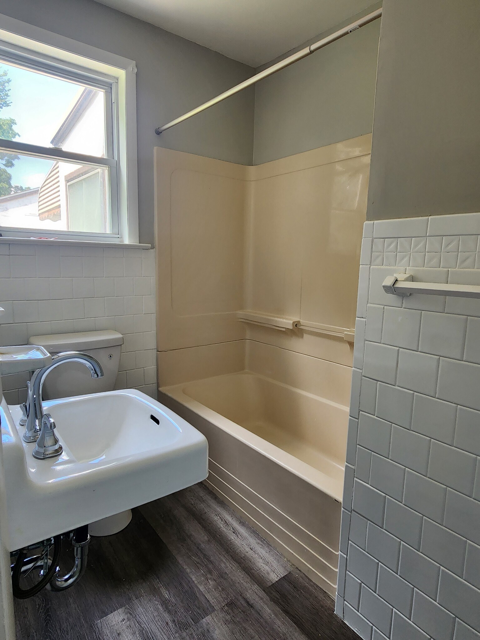 1st floor en suite bath - 1023 Lawnton Ter