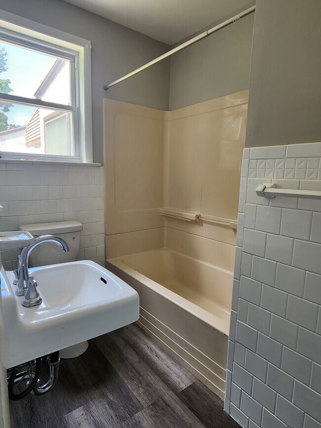1st floor en suite bath - 1023 Lawnton Ter