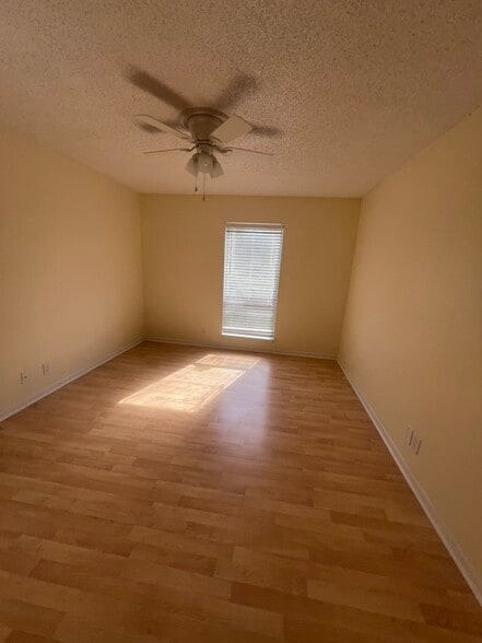 Building Photo - 515 Basswood Ave