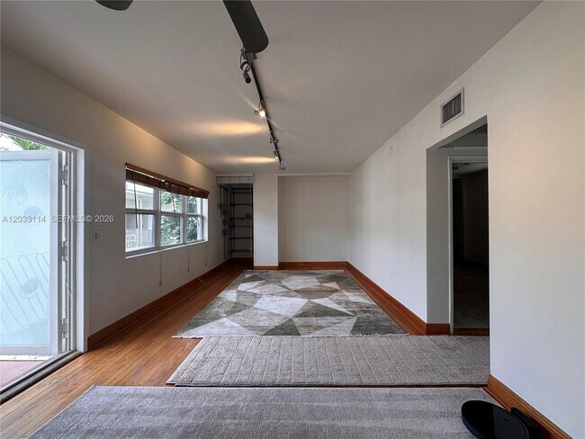 Building Photo - 1100 Venetian Way