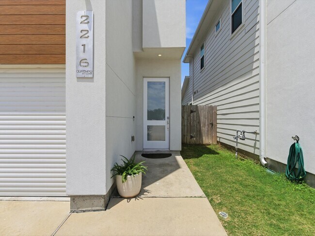 Building Photo - 2216 Cortijo Pl